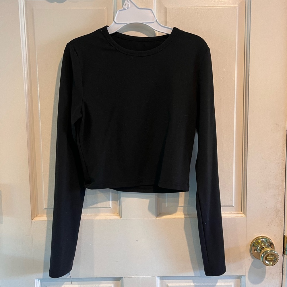 Basic Women’s black cropped tee long sleeves